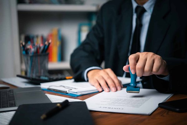 Pourquoi faire appel à un notaire spécialisé en droit public ?